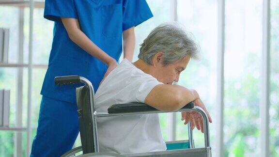 近距离拍摄医院护士给老年妇女按摩