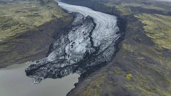 鸟瞰冰岛南部瓦特纳冰川国家公园的Flaajokull冰川