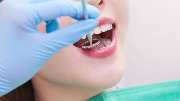 牙医检查亚洲妇女的牙齿