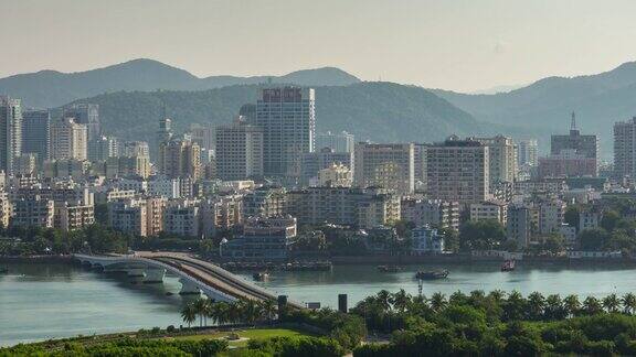 日落三亚市湾著名的酒店度假岛桥屋顶全景4k时间推移海南中国