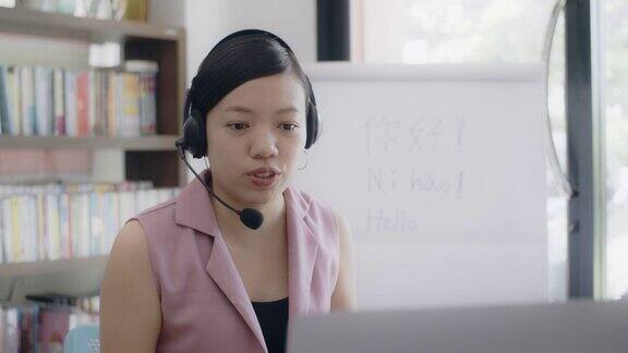 亚洲女教师远程教学在家办公与在线技术设备为在家学习的学生教授汉语新常态的生活方式概念在家工作