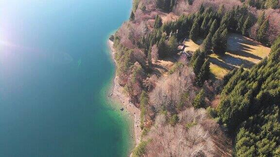 鸟瞰图的山湖和森林山坡