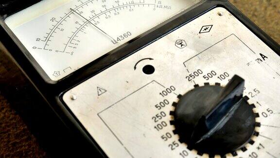 电动电压表电工使用电压表检查办公设备