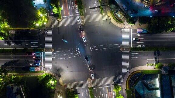 夜景照明杭州市内著名的现代市中心交通街道延时空中俯视图4k中国