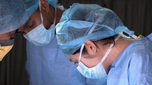三个外科医生低头看外科医生