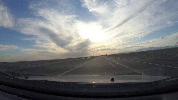 驾驶汽车在戈壁沙漠高速公路POV前挡风玻璃