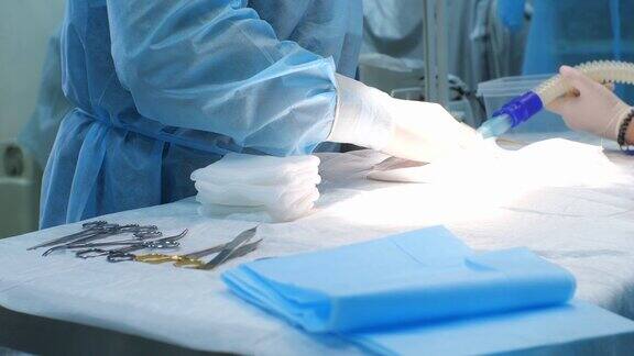 兽医在麻醉下给仓鼠做手术在手术室里在手术灯的灯光下一只仓鼠躺在手术台上麻醉仓鼠行动概念