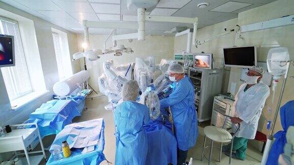 未来操作剧院微创手术系统的机器人手术由一组医生控制医院医疗机器人的工作