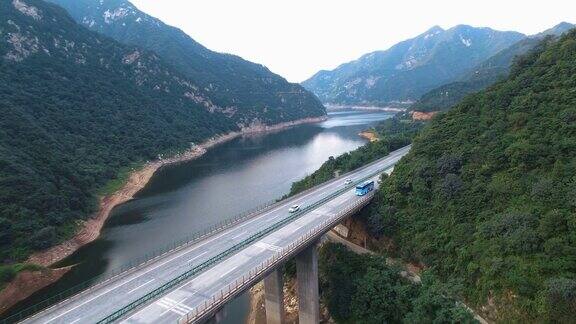 中国陕西秦岭高速公路的航拍