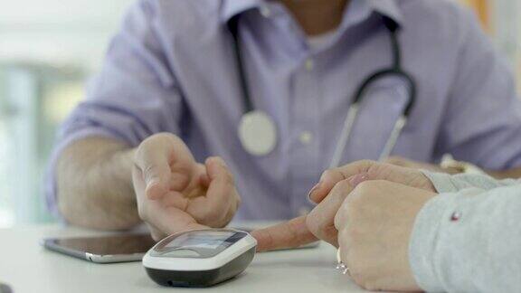医生帮助成年患者检查胰岛素水平