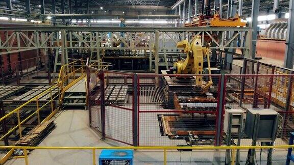 自动化的工业综合体机器人机械手在现代化的工厂中工作间隔拍摄