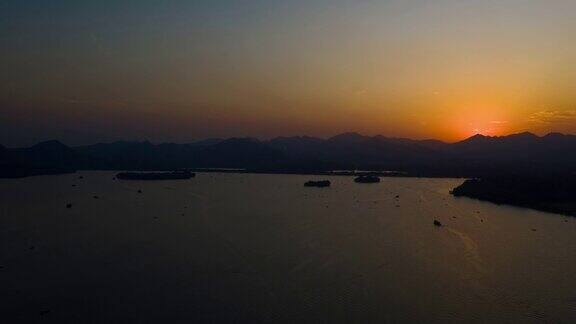 日落杭州城著名的湖船渡船交通航拍延时全景4k中国