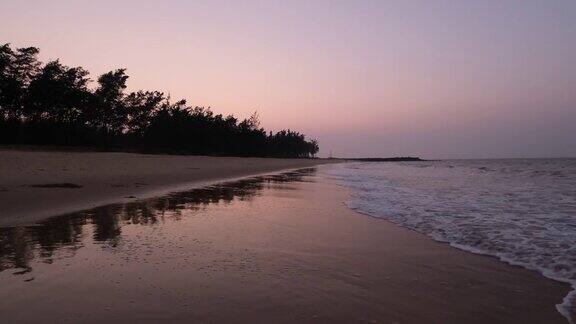 美丽的海岸线日落