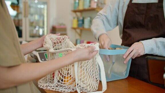 顾客在环保的零浪费杂货店购物不用塑料袋