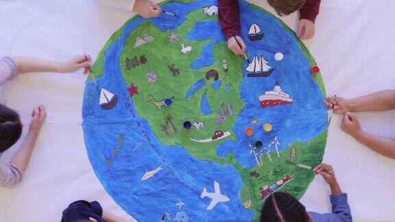 孩子们画着世界壁画