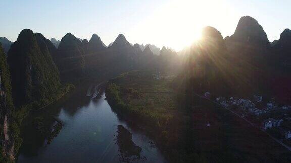 鸟瞰阳朔喀斯特山脉的日落景观广西中国