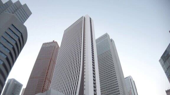 4K低视角平移向上倾斜办公大楼和新宿的天空