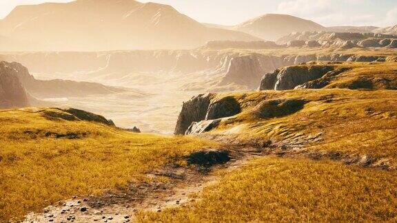 新西兰的风景有山脉和枯黄的草