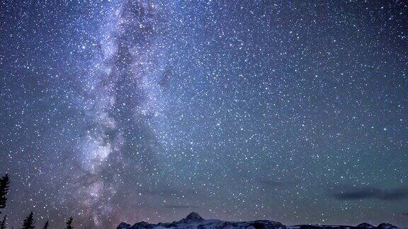 加拿大冰原公园路上的雪山上的星星