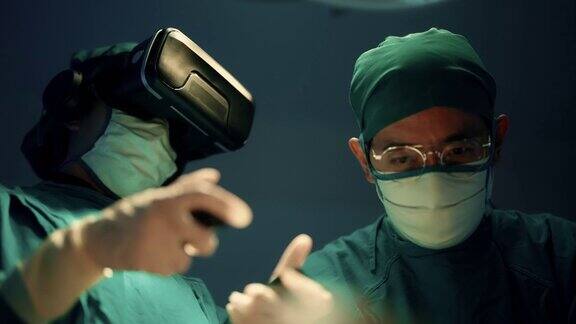 医疗团队使用虚拟现实技术进行手术
