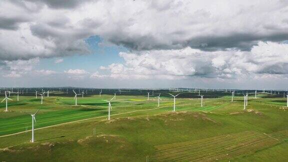 草原上风力涡轮机农场的HyperLapse和鸟瞰图