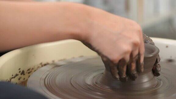 在陶瓷工作室里亚洲女雕刻家艺术家在陶轮上手工雕刻粘土