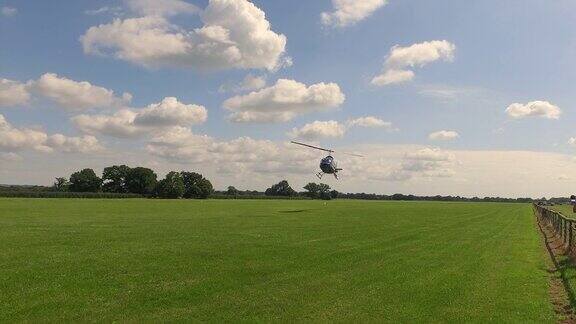 直升机越来越近降落在草地上