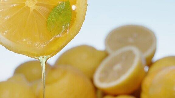 蜂蜜和薄荷叶滴在一片柠檬上对着天空和柠檬的特写