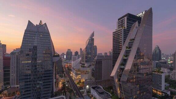 从白天到夜晚的时间流逝普朗契曼谷市中心亚洲智慧城市的金融区和商业中心摩天大楼和高层建筑泰国