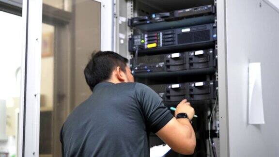IT技术人员在服务器机房检查设备的慢镜头技术概念