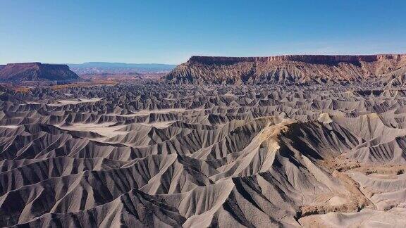 山脉的钢灰色砂岩在峡谷鸟瞰图