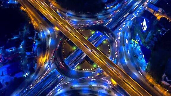 模糊鸟瞰图上的交通在环岛和高速公路和立交在晚上