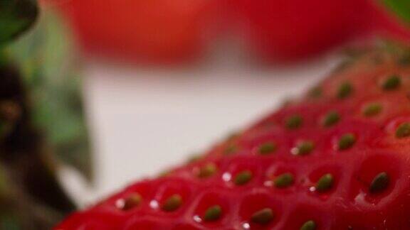在白色背景上旋转成熟的草莓草莓靠近了微距视频红色草莓