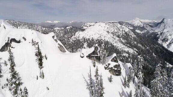 缓慢旋转空中的喀斯喀特山脉峰顶与粉状雪悬崖在华盛顿州