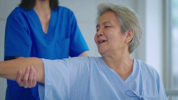 护士在医院照顾老年妇女进行物理治疗