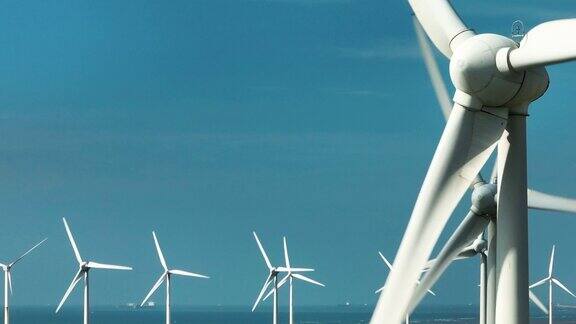 海岸线上有风车涡轮机的风车公园