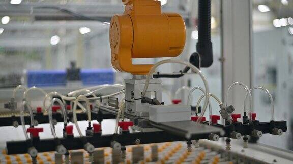 工厂机器输送线上手动机器人停止工作