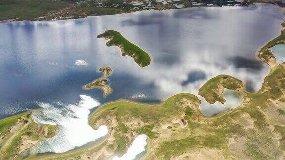 五彩缤纷的湖面上漂浮着一座长长的岛屿