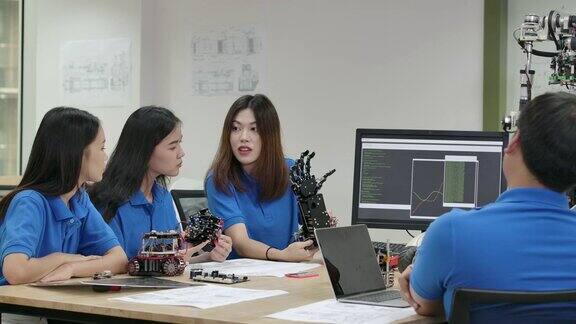 年轻的电子工程师团队在车间协作建造机器人团队工程师一起启动机器人项目有技术或创新观念的人