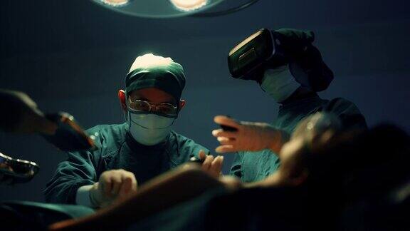 医疗团队使用虚拟现实技术进行手术