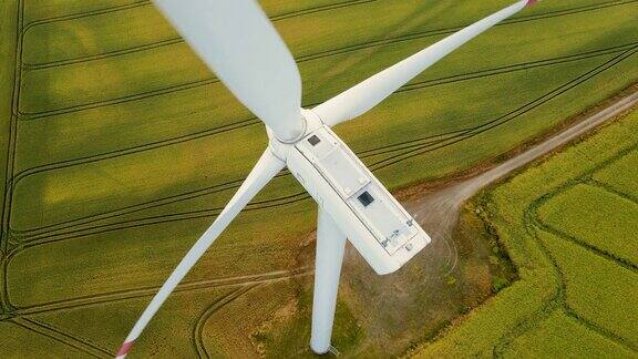 风力涡轮机在麦田里发电近距离现代绿色可再生植物