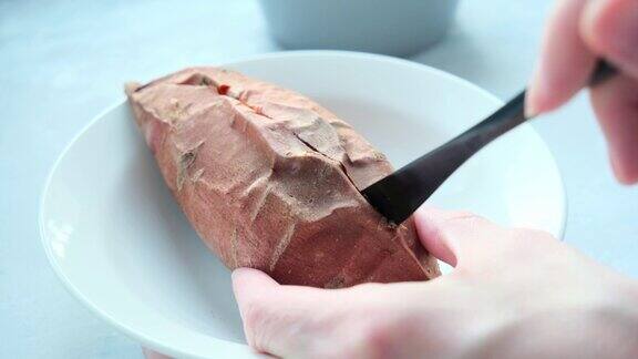 用刀切整个烤红薯