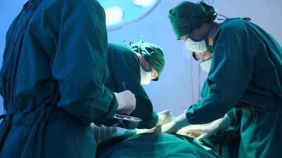 亚洲同事医疗团队在手术室医院背景下进行外科手术