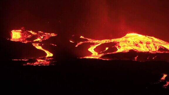 熔岩流摧毁了“ElParaíso”来自拉帕尔马的Tajuya康伯利维亚火山爆发10／18／2021