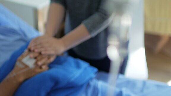 患者亲属在医院用生理盐水容量泵静脉滴注术后触手
