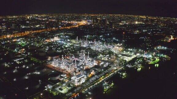 鸟瞰图石化炼油厂和海上工业工程概念在班纳区晚上曼谷市泰国工业中的石油、天然气储罐管道现代金属工厂