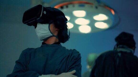 专业的外科医生使用虚拟现实技术使手术顺利进行
