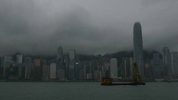 中国香港烟雾和黑暗中的时光之城向上倾斜