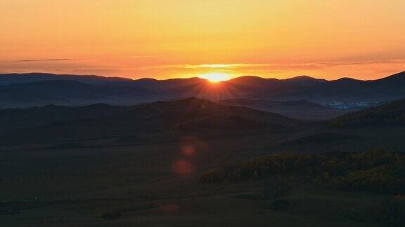 内蒙古美丽的山脉和天空的日出云