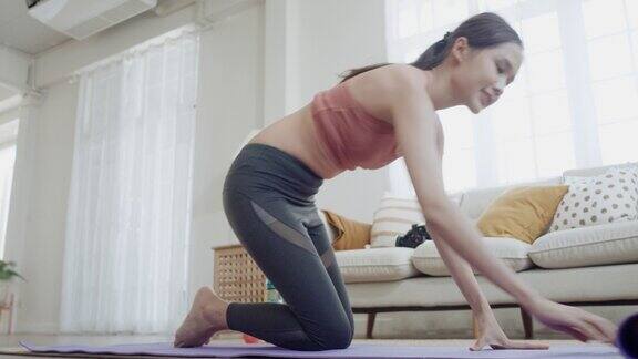 亚洲女性在家在线练习瑜伽